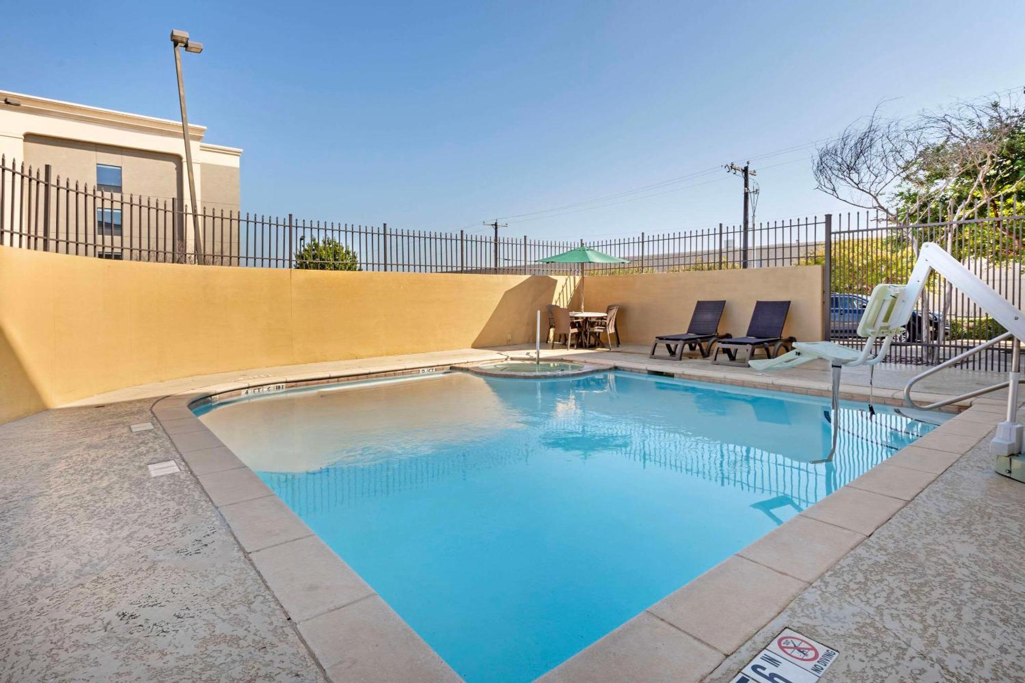Comfort Suites West Dallas - Cockrell Hill Buitenkant foto
